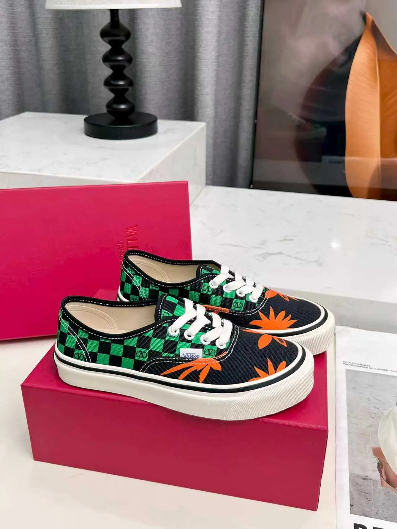 [Valentino Giving classic shoes a personality that spans the ages. Many celebrities - Jolin Tsai. Yang Zi. Liu Wen. Ma Baiquan. Choi Soobin. freen. Song Zuer. JJ Lin. zel. Cecilia Cheung. shark. Xin Yunlai...same style.